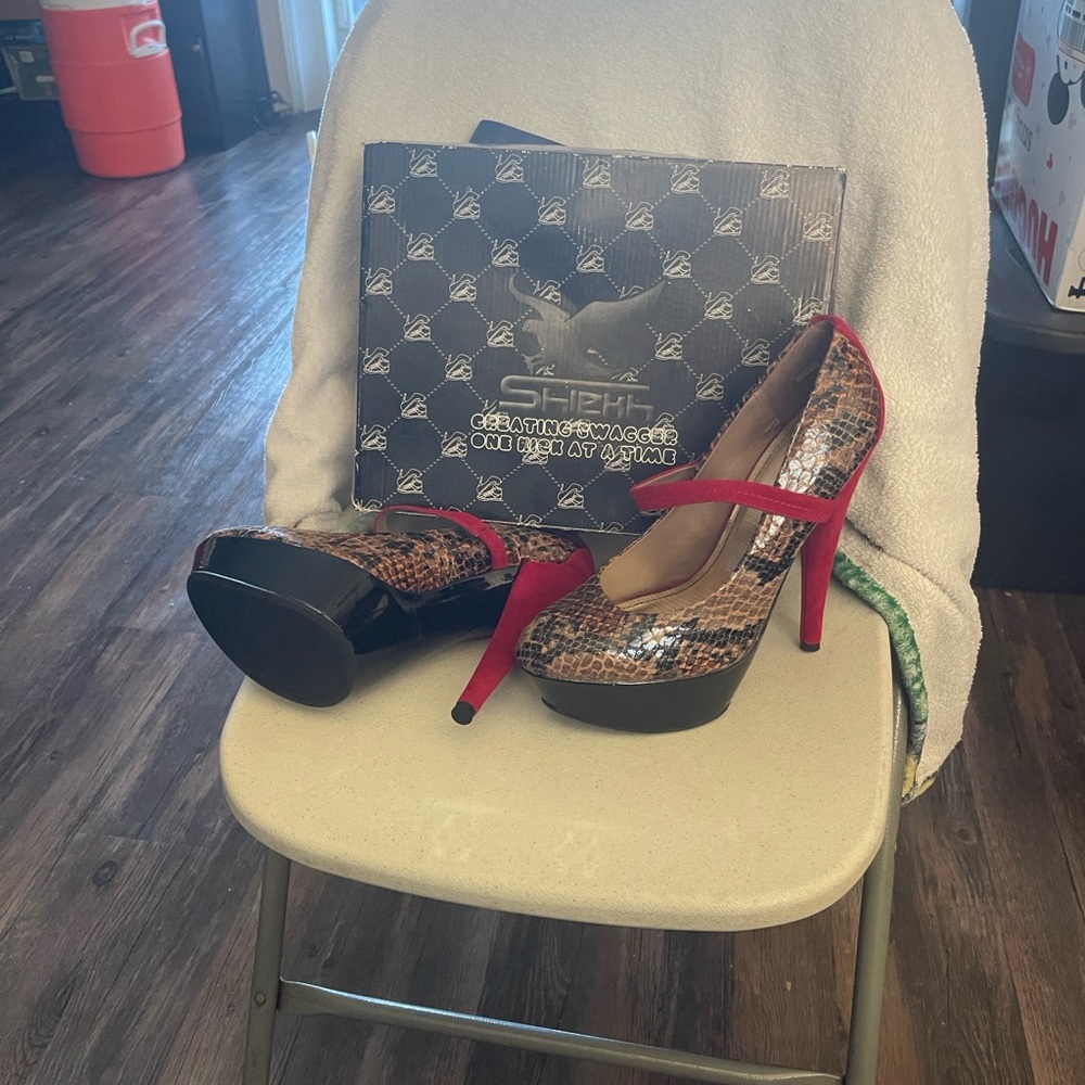 Chic Snakeskin Platform Heels with Red Accents - Picture 5 of 7